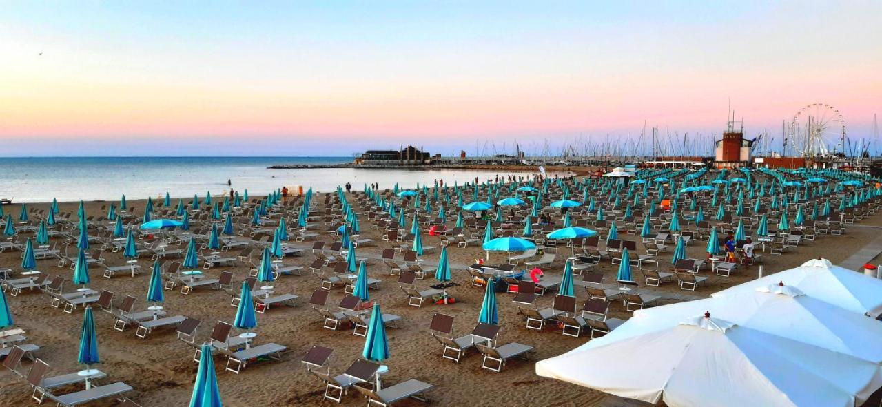 Hotel Paloma Beach Front Chiringuitos Time Rimini Extérieur photo