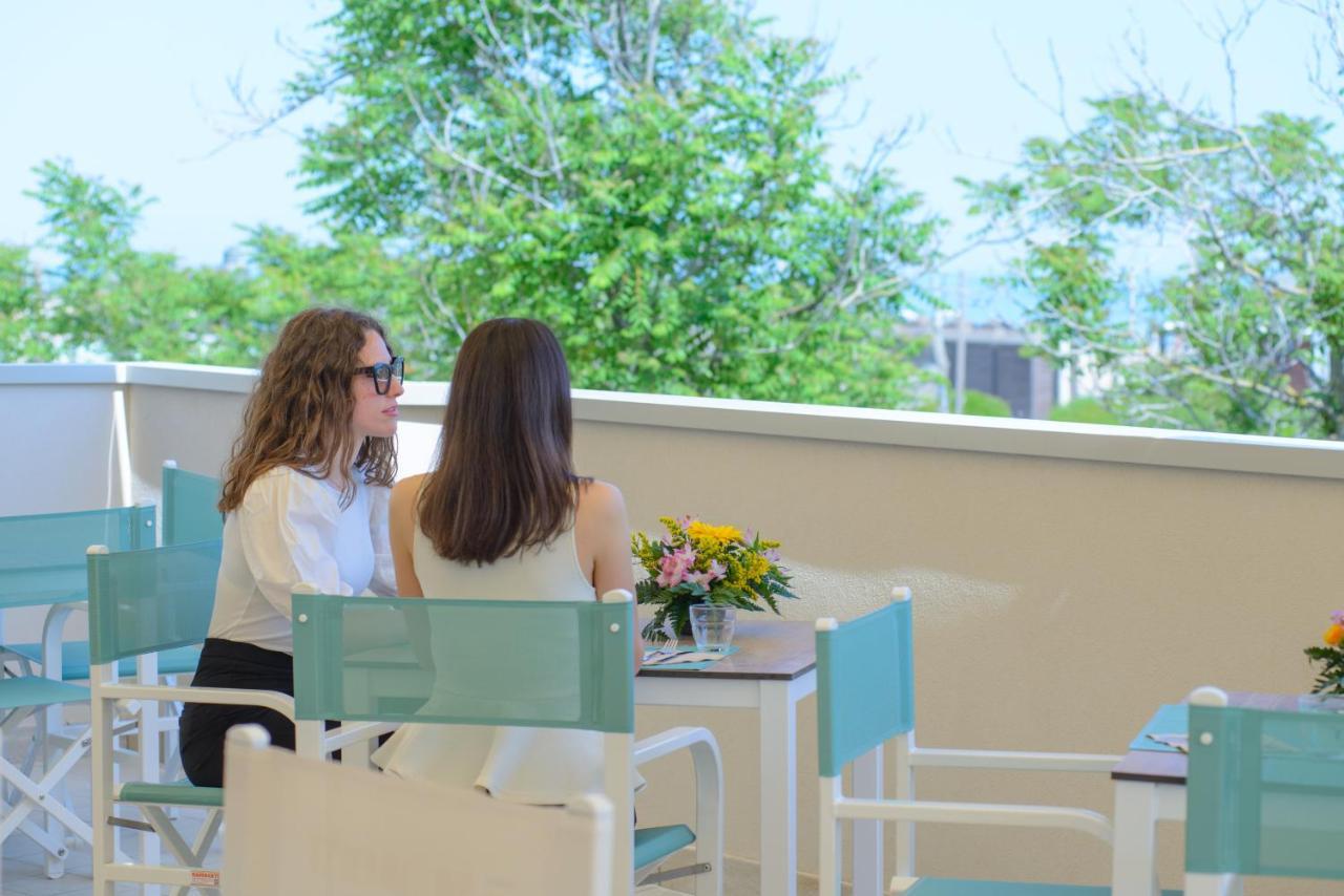 Hotel Paloma Beach Front Chiringuitos Time Rimini Extérieur photo