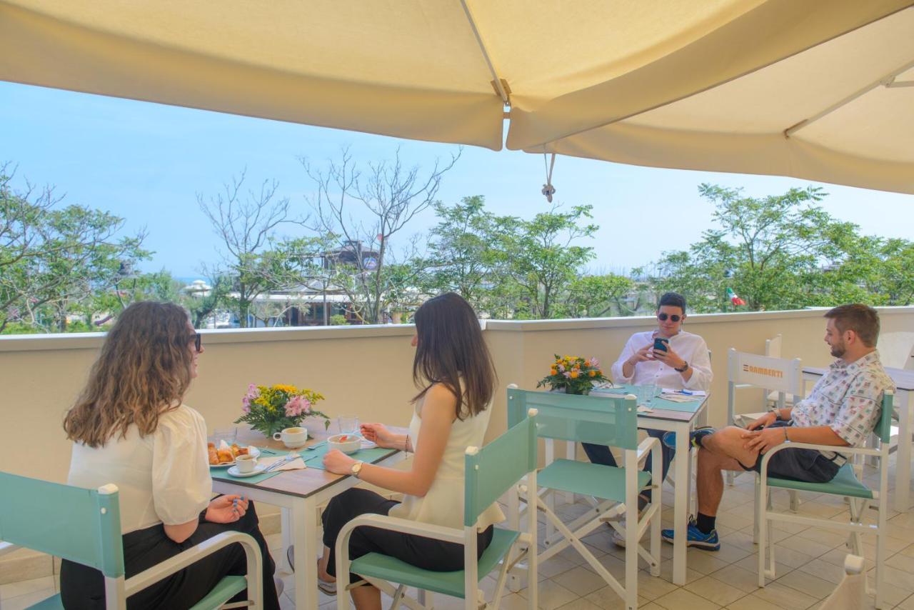 Hotel Paloma Beach Front Chiringuitos Time Rimini Extérieur photo