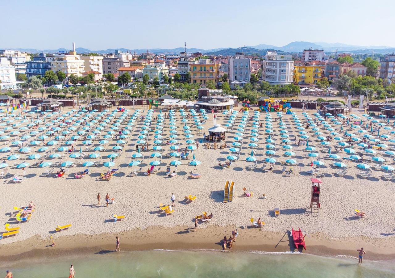 Hotel Paloma Beach Front Chiringuitos Time Rimini Extérieur photo